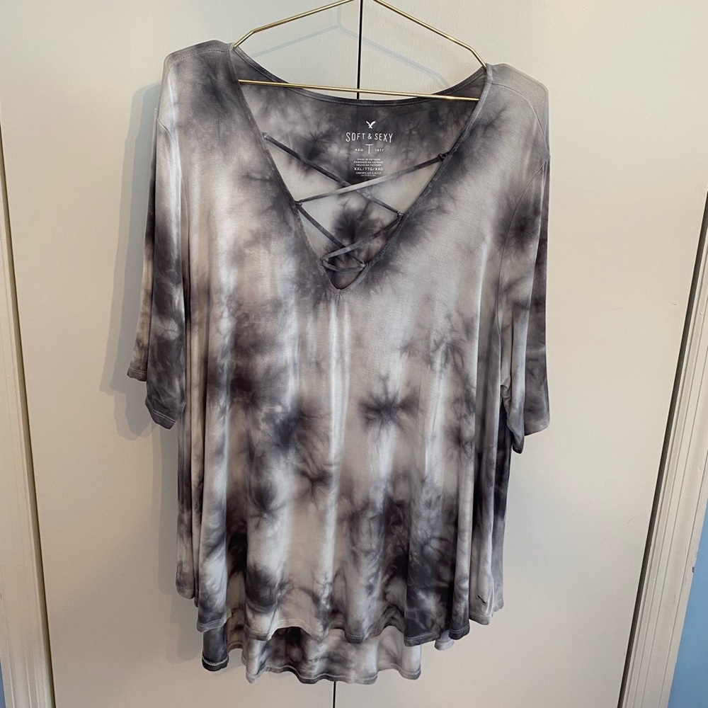 American Eagle V-Neck Tee - XXL